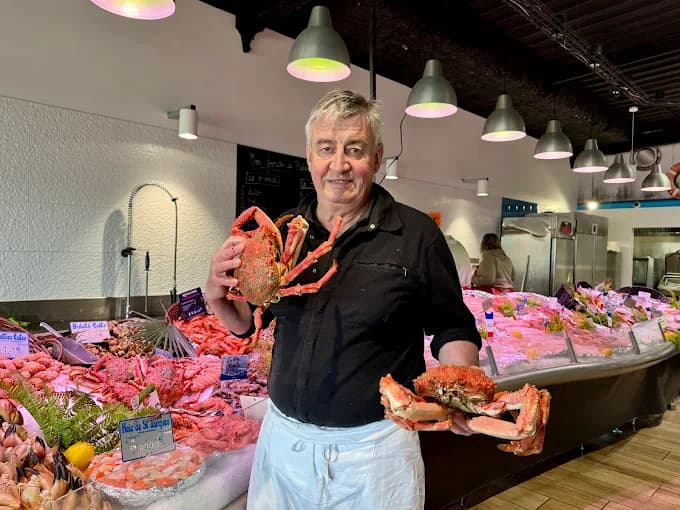 photo de l'intérieur de la poissonnerie de St-Marcel avec 2 employés en premier plan